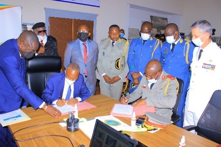 Signature du mémorandum d’entente entre l’Université de Kinshasa et l’école de guerre de Kinshasa