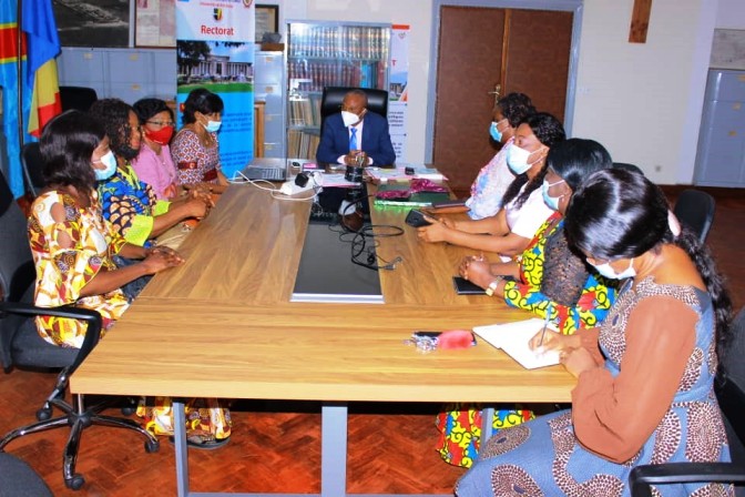 Visite du panel du personnel féminin de l’université de Kinshasa auprès du recteur